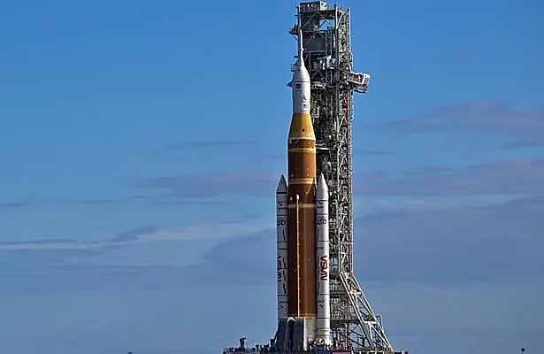 চাঁদে যাচ্ছে মানুষ, তবে...