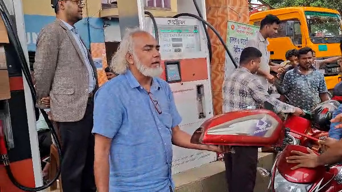 মোটরসাইকেলের ট্যাংক হাতে নিয়ে ফিলিং স্টেশনে বাইকচালকেরা
