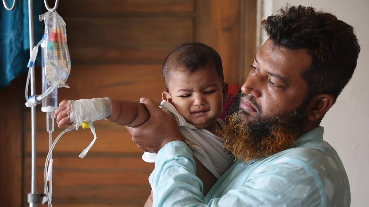 হামে আক্রান্ত এক শিশুকে নিয়ে অভিভাবক