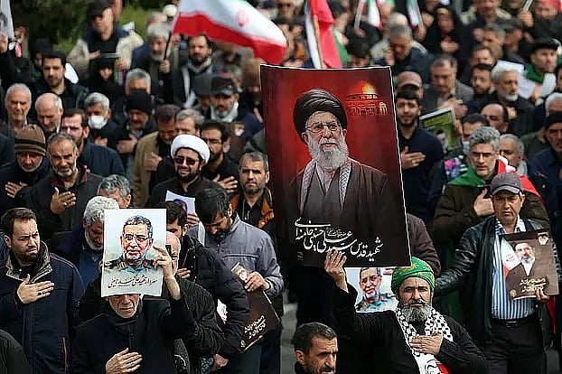 ট্রাম্প চাইলেই ইরান যুদ্ধ থেকে একতরফা সরতে পারবেন না: বিশ্লেষকের অভিমত