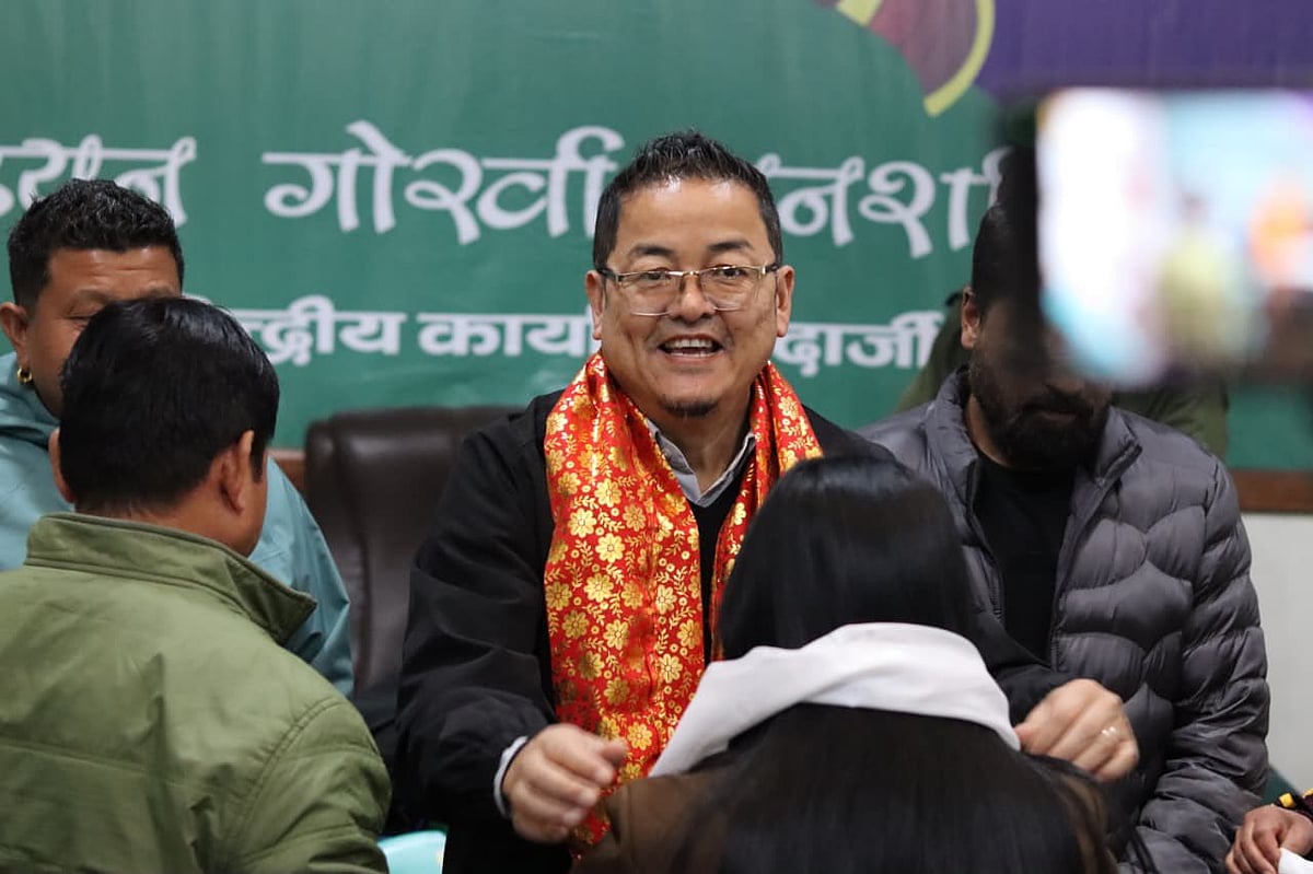 ভোটের মাঠে অজয় এডওয়ার্ড, দার্জিলিংয়ে জমজমাট লড়াইয়ের আভাস