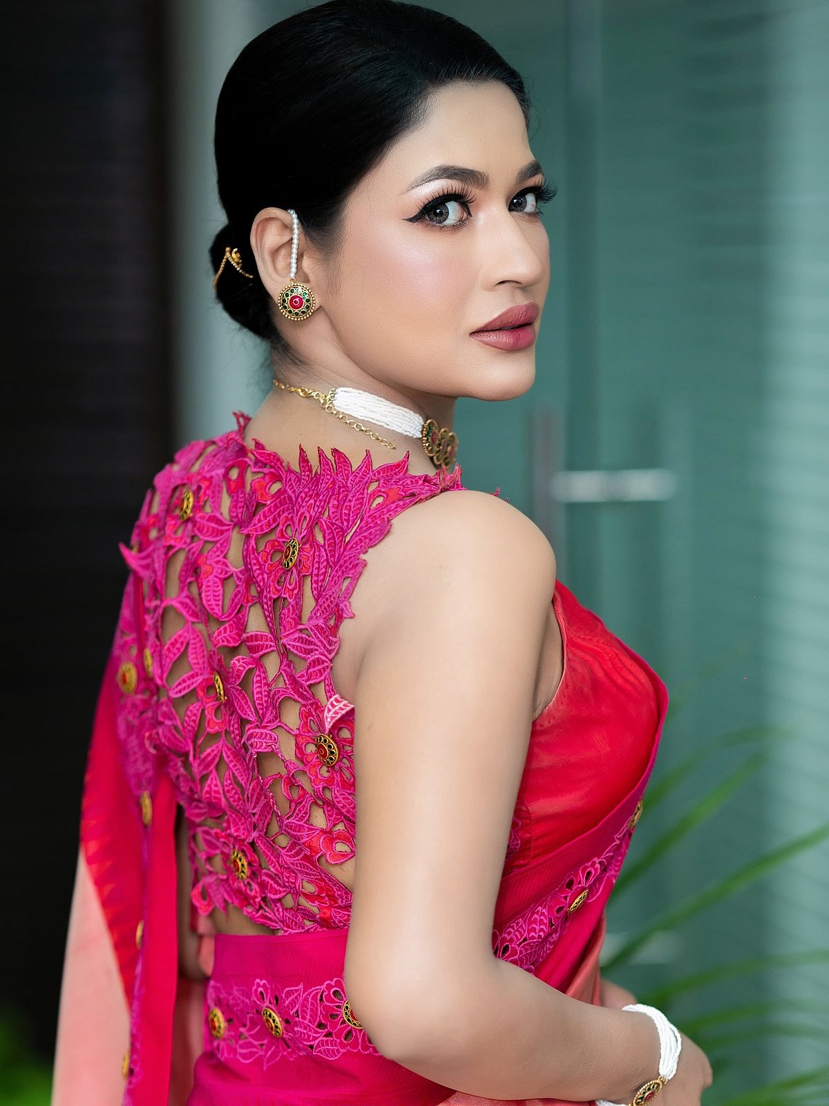 বাঁধনের নতুন স্টেটমেন্ট লুক: মোহময়ী শাড়ির সাজে মিনাকারীর আবেদন 