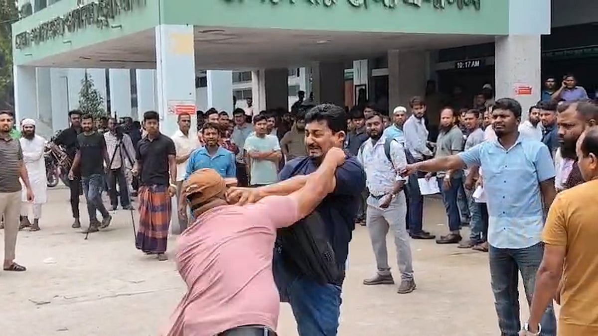 ফুয়েল কার্ড নেওয়ার কাগজপত্র জমা দেওয়ার লাইনে দাঁড়ানো নিয়ে মারামারি