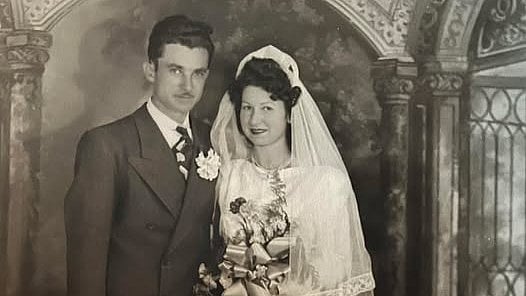 কেন প্যারাসুট দিয়ে বিয়ের পোশাক বানিয়েছিলেন তিনি