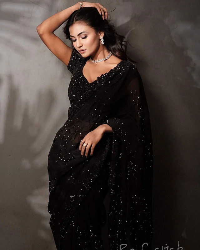 সিকুইনের কালো শাড়ি আর ম্যাচিং ব্লাউজ পরেছেন এই মডেল 