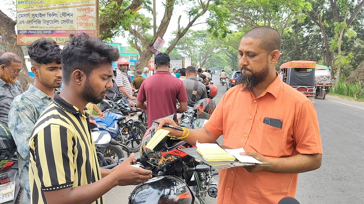 রাজশাহীতে গাড়ির কাগজ দেখে দুই রঙের টোকেনে তেল দিচ্ছে এক পাম্প, শৃঙ্খলা ফেরার দাবি মালিকের