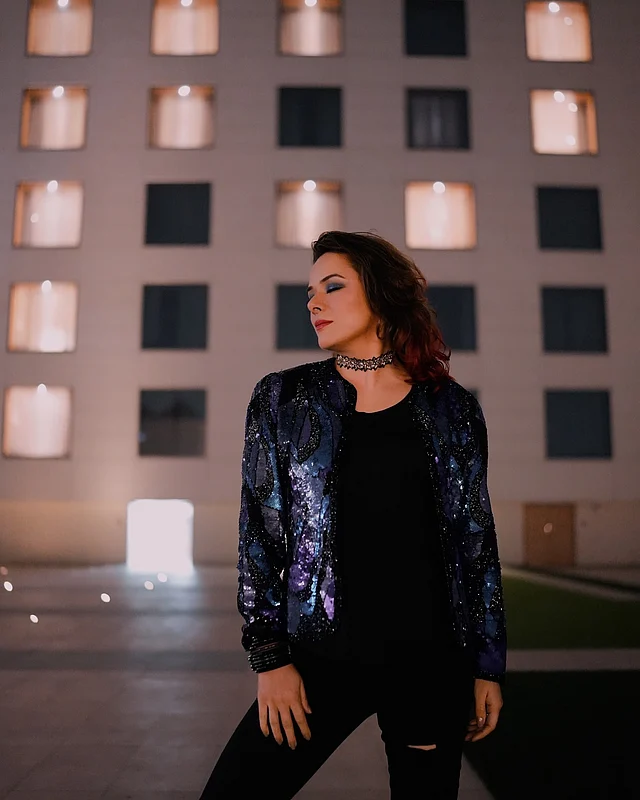 উদিতা ধরা দিয়েছেন গ্ল্যামারাস ও ট্রেন্ডি লুকে। ব্ল্যাক টপের ওপর পরেছেন সিকুইনের বোম্বার জ্যাকেট। বটমে ডিস্ট্রেসড ব্ল্যাক জিনস পরেছেন। অ্যাকসেসরিজে নজর কাড়ছে তাঁর চোকার আর আই মেকআপ 