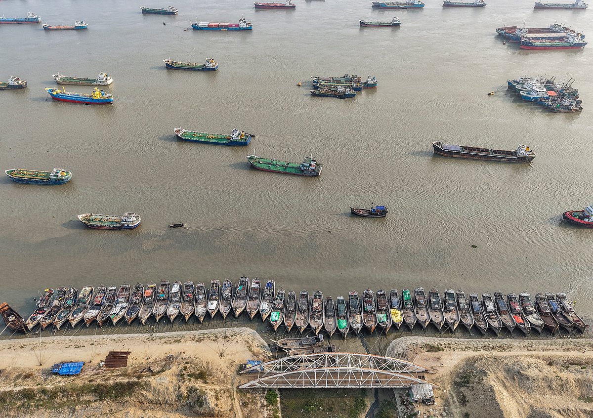 ডিজেল না পেয়ে অনেকে সমুদ্রে যেতে পারছেন না। তাই ঘাটে আটকে আছে মাছ ধরার ট্রলার 