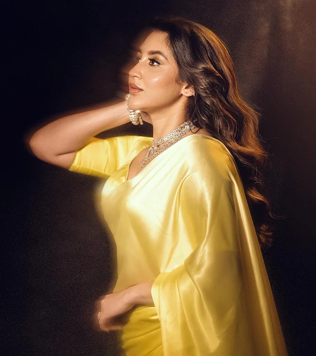 চুল রাখা হয়েছে সাইড-পার্টেড সফট ওয়েভ স্টাইলে;  যা তাঁর শাড়ির সঙ্গে পুরোপুরি মানিয়েছে। 