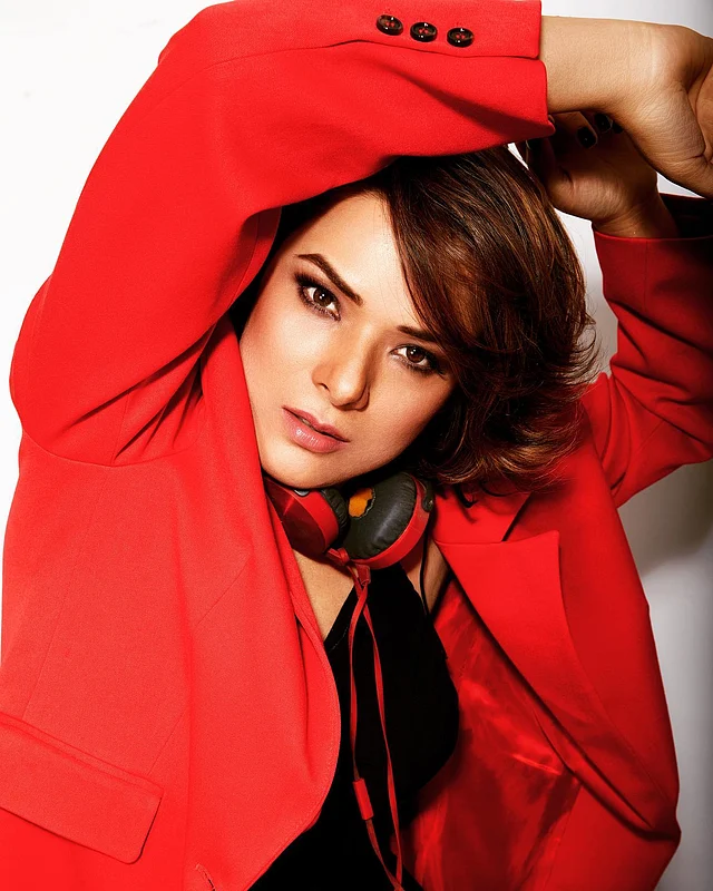 লাল ব্লেজার আর তাঁর সিগনেচার কাজল কালো আই লুকে ডিজে উদিতা 