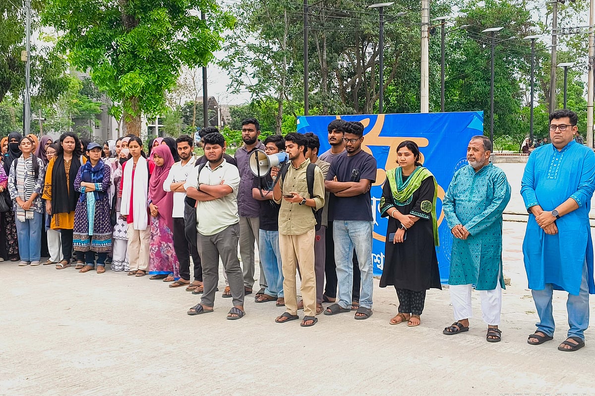 শিক্ষার্থী মৌমিতা নিহত হওয়ার প্রতিবাদে মানববন্ধন, প্রকৃত ঘটনা উদ্‌ঘাটনের দাবি