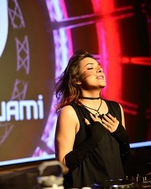 অল ব্ল্যাক লুকে ডিজে উদিতা। এখন তাঁর ডিজে শোগুলোতে ভিড় জমান হাজারো মানুষ, আর সোশ্যাল মিডিয়ায় সেই ঝলক নিয়মিতই ভাগ করে নেন তিনি 