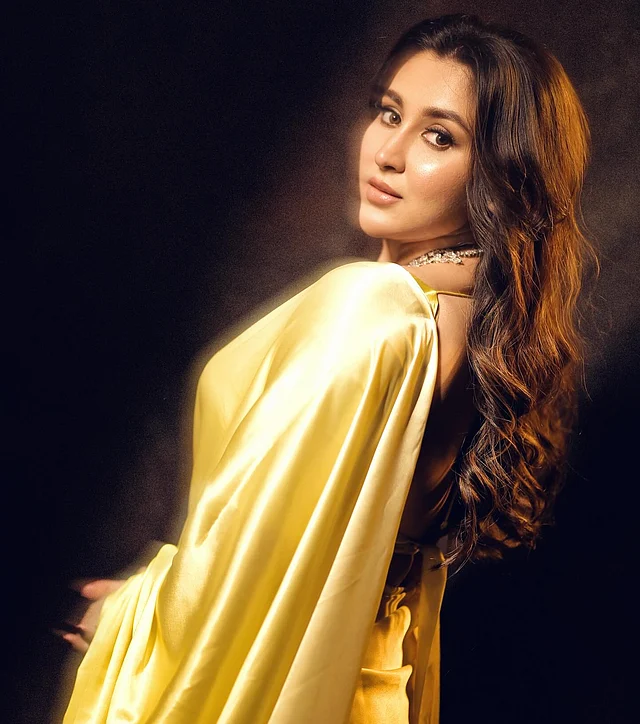 ন্যুড টোনের সফট গ্লো মেকআপে দ্যুতি ছড়াচ্ছেন অভিনেত্রী। 