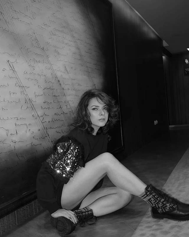 সাদা-কালো ছবিতেই সবটুকু আবেদন কেড়ে নিচ্ছেন তিনি 