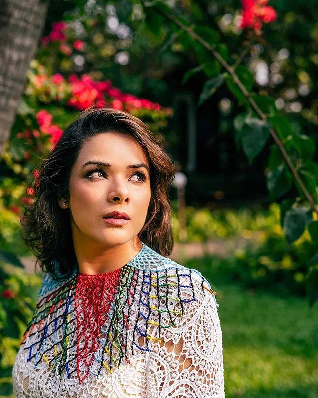 সাদা লেইস টপের সঙ্গে বিশেষ আকর্ষণ কাড়ছে তাঁর রঙিন পুঁতির নেকপিস 