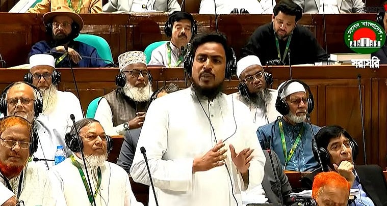 ৫ আগস্টের পর কোন কাজটি সংবিধান মেনে হয়েছে, প্রশ্ন আখতার হোসেনের