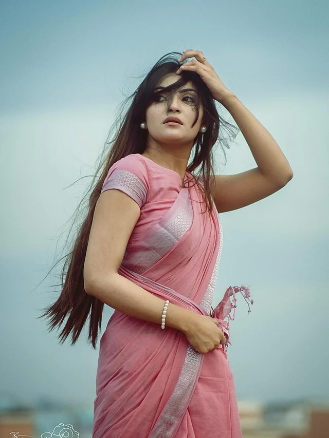এখানে তিনি পরেছেন রূপালি পাড়ের বেবি পিংক তাঁতের শাড়ি 