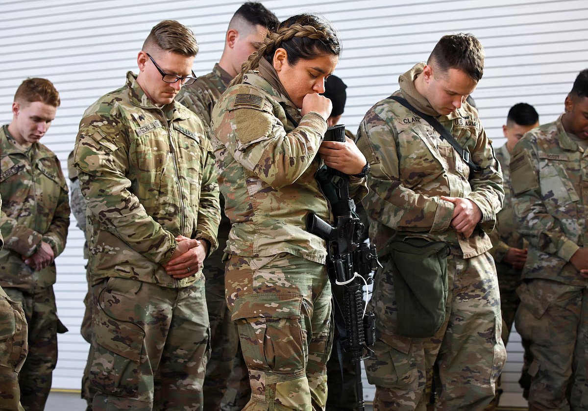 মার্কিন সেনাবাহিনীর কয়েক হাজার প্যারাট্রুপার মধ্যপ্রাচ্যে পৌঁছাতে শুরু করেছেন