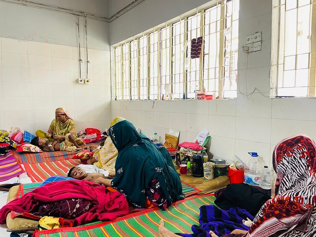 ৪০ শয্যার বিপরীতে ১৬৪ শিশু ভর্তি, কুমিল্লা মেডিকেলে মেঝেতেই চিকিৎসা