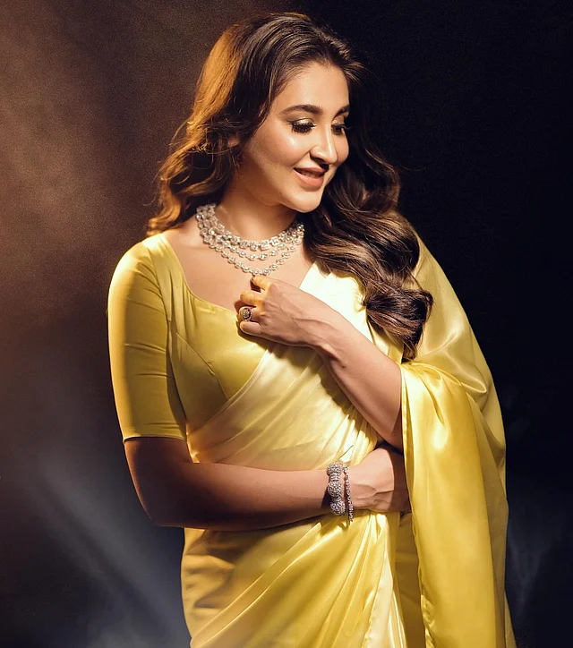 গলায় শোভা পাচ্ছে মাল্টি-লেয়ারড ডায়মন্ড নেকপিস। সঙ্গে ম্যাচিং ব্রেসলেট এবং স্টেটমেন্ট রিং পরেছেন