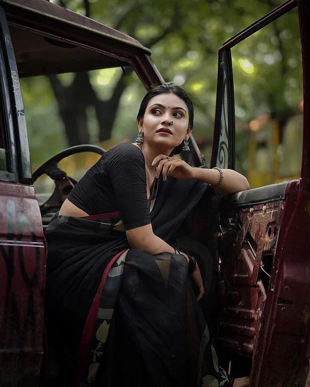 কালো তাঁতের শাড়িতে ড্রাইভিং সিটে মারিয়া 