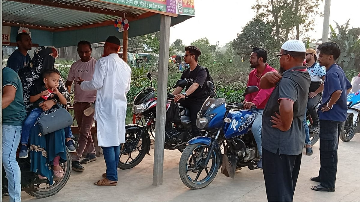 আখাউড়ায় চাকায় রং দিয়ে নির্ধারিত দামে তেল বিক্রি, সংকটের মধ্যে খুচরা ব্যবসায়ীর ব্যতিক্রমী উদ্যোগ