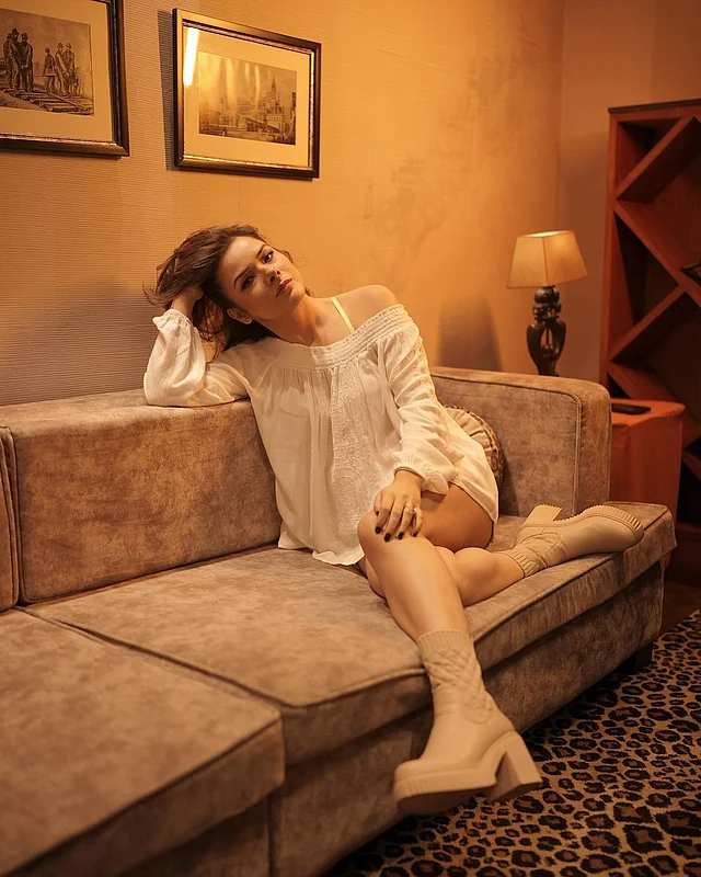 অফ শোল্ডার সাদা মিনি ড্রেসের সঙ্গে পরেছেন চাংকি চেলসি অ্যাংকেল বুট