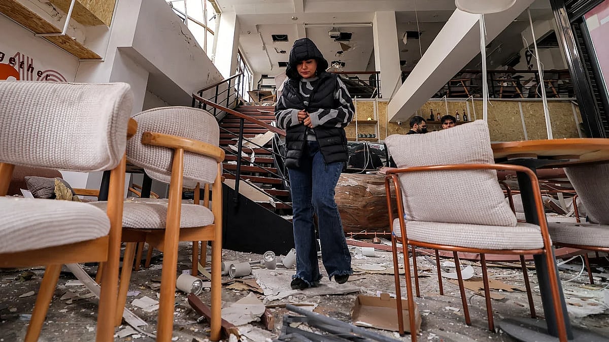 তেহরানে ধ্বংসের মুখে ইরানি জীবন