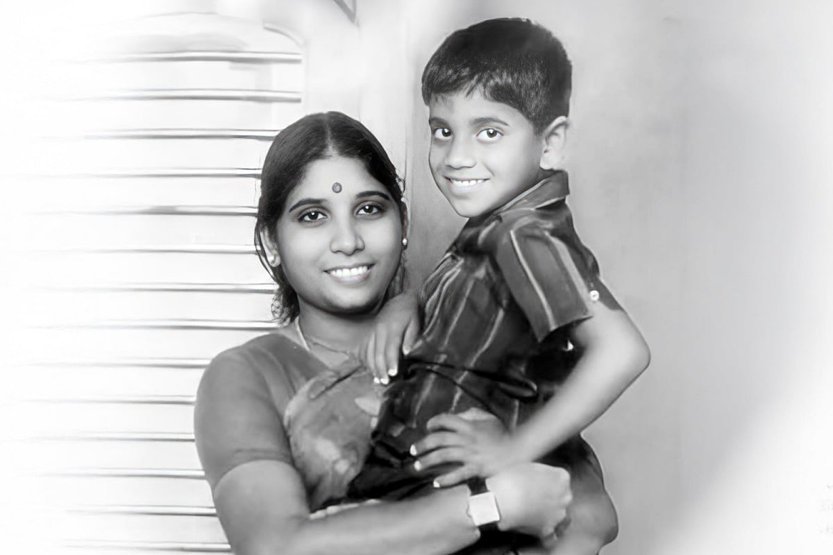 মায়ের কোলে থাকা শিশুটি এখন বড় তারকা, আসছে ১০০তম ছবি