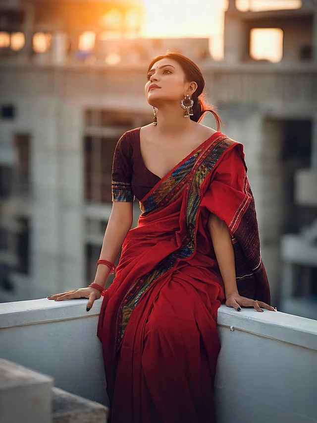 লাল শাড়িতে ছাদের কিনারে বসে আছেন মারিয়া 
