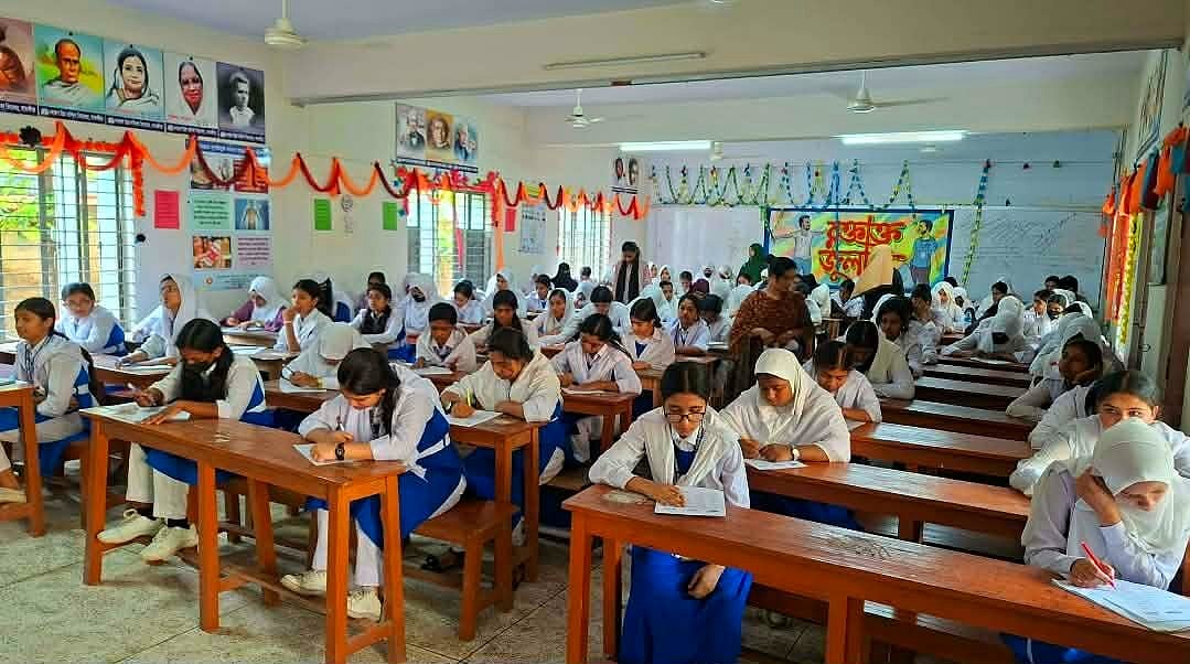 সাতক্ষীরায় মুক্তিযুদ্ধ অলিম্পিয়াডে জয়ী শিক্ষার্থীদের পুরস্কৃত করা হয়েছে