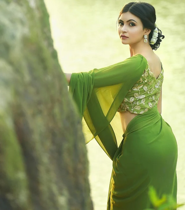 স্প্রিং গ্রিন শিফন শাড়ির সঙ্গে সাদা প্রিন্টের একই রঙের ব্লাউজ পরেছেন মারিয়া 