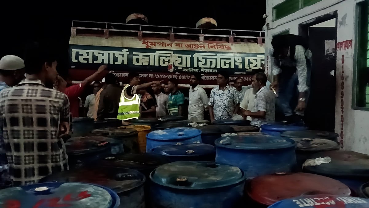 নড়াইলে ৭ হাজার ৪০০ লিটার জ্বালানি তেল জব্দ