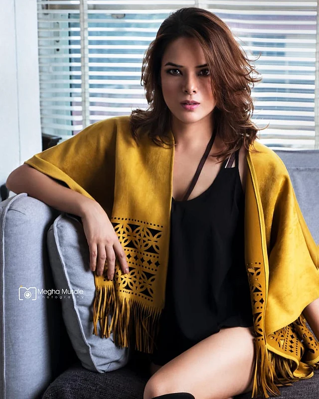 এই লুকে ধরা দিয়েছেন আত্মবিশ্বাসী গ্ল্যামারে। স্টাইলিশ ব্ল্যাক হাই-ওয়েস্টেড শর্টস আর ক্যামিসোলের সঙ্গে যোগ হয়েছে উজ্জ্বল হলুদ রঙের একটি কাটআউট শ্রাগ। এই কনট্রাস্টই লুকটিকে দিয়েছে আলাদা মাত্রা। 