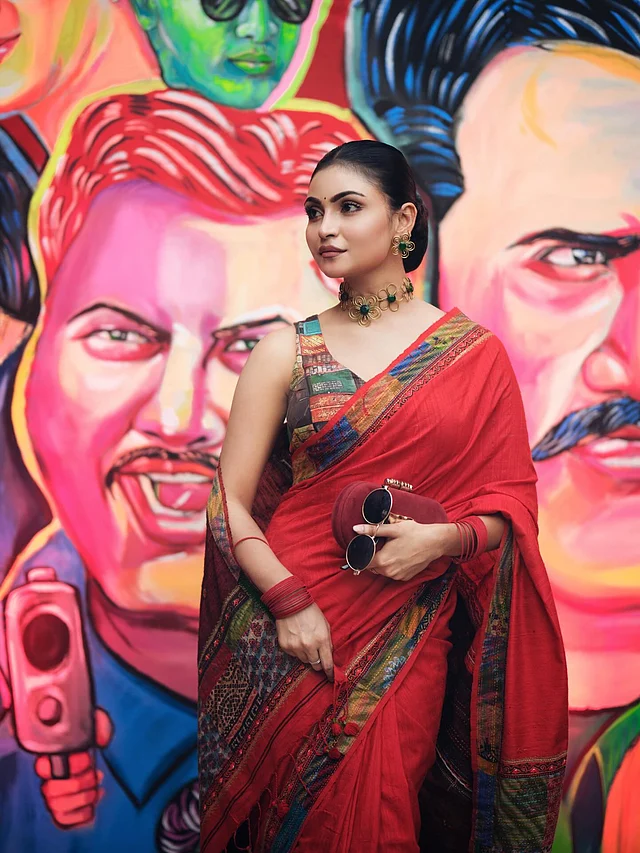 ম্যাচিং পাড়, আঁচল ও ব্লাউজের লাল শাড়ির সঙ্গে চোকার পরে প্রেশার কুকারের প্রচারণায় মারিইয়া