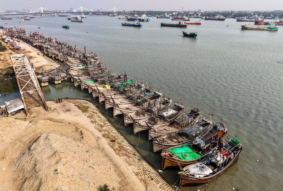 তেলসংকটের আঁচ মাছ ধরার ট্রলারে