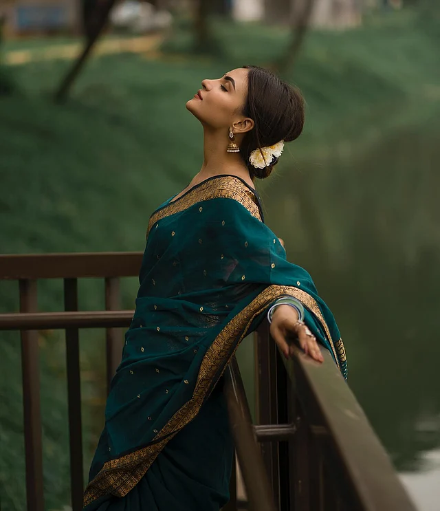 টিলরঙা শাড়িতে সোনালি পাড়। সঙ্গে পরিপাটি খোঁপা। 