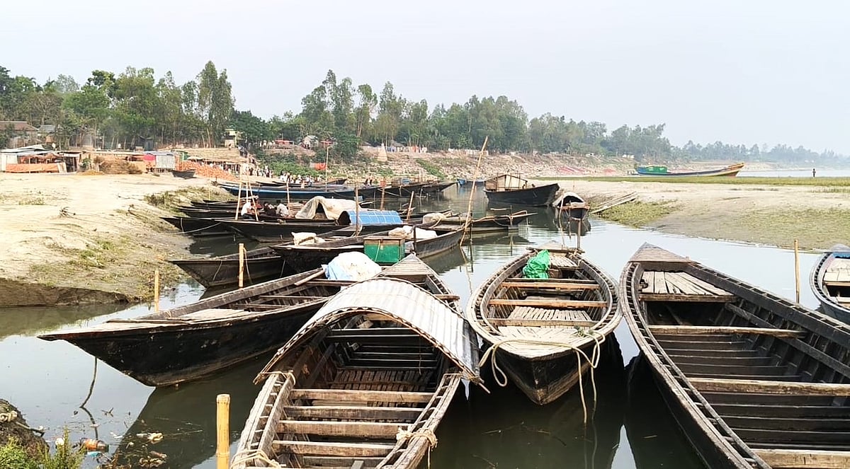 জ্বালানিসংকটে জামালপুরে নৌ চলাচল বন্ধের মুখে, বিপাকে চরাঞ্চলের বাসিন্দারা