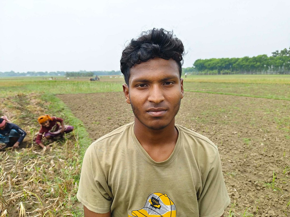 বিশ্ববিদ্যালয়ে ভর্তির টাকা জোগাতে শ্রমিকের কাজ করছেন ওমর
