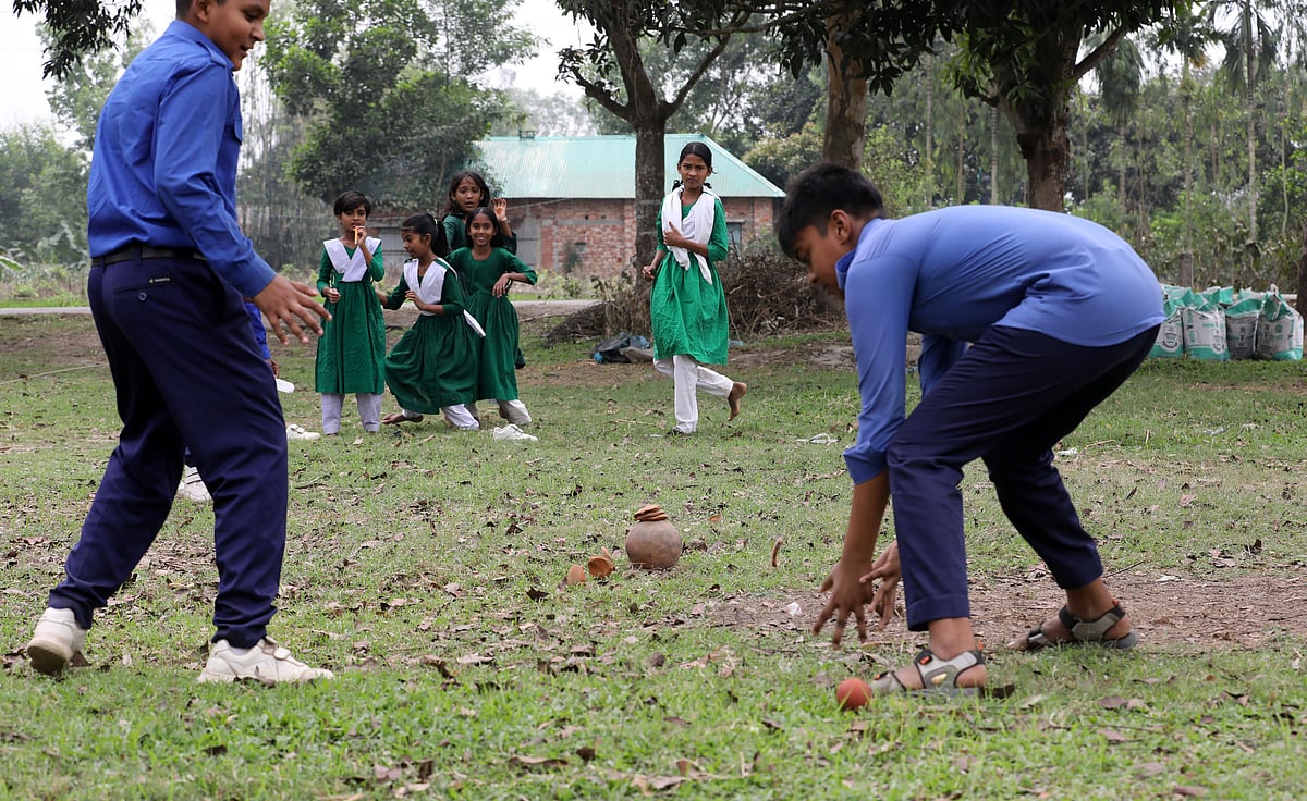 স্কুলমাঠে শিশুদের ‘পিট্টু খেলা’