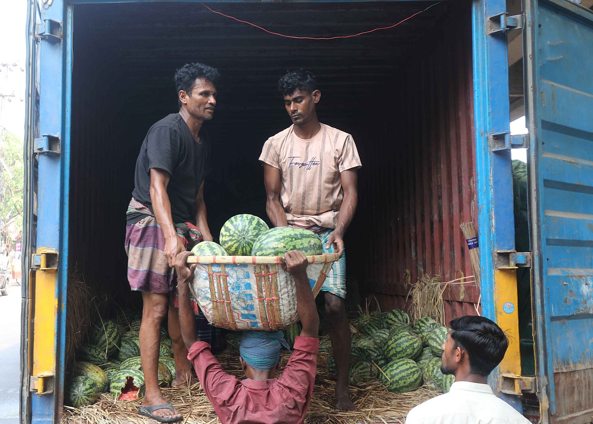 কাভার্ড ভ্যান থেকে চট্টগ্রামের ফলমুন্ডিতে নামানো হচ্ছে তরমুজ 