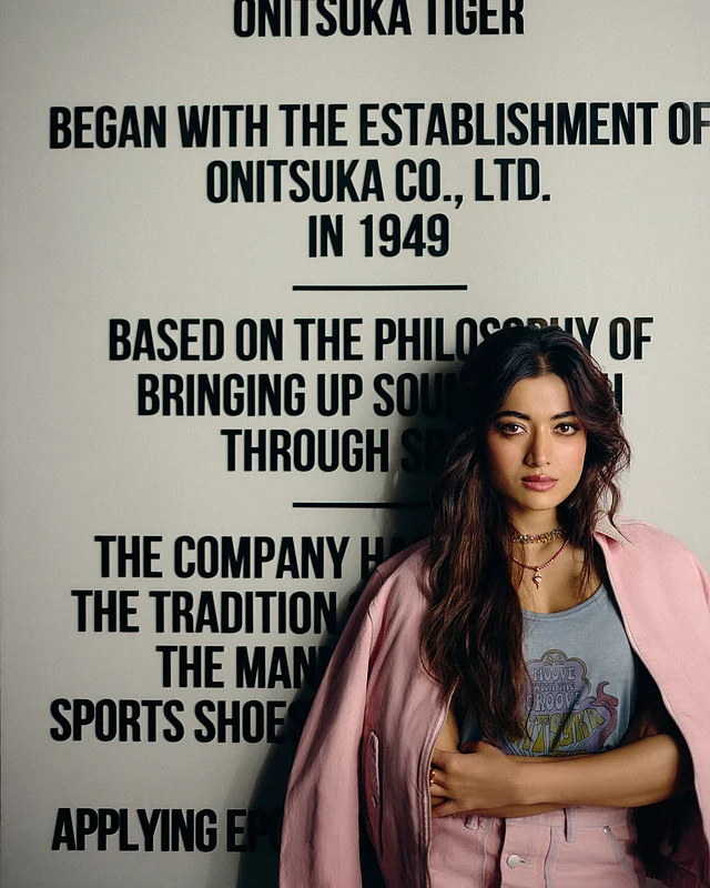 আউটফিটের সঙ্গে পরেছেন খুব সুন্দর একটা লেয়ার্ড নেকপিসও