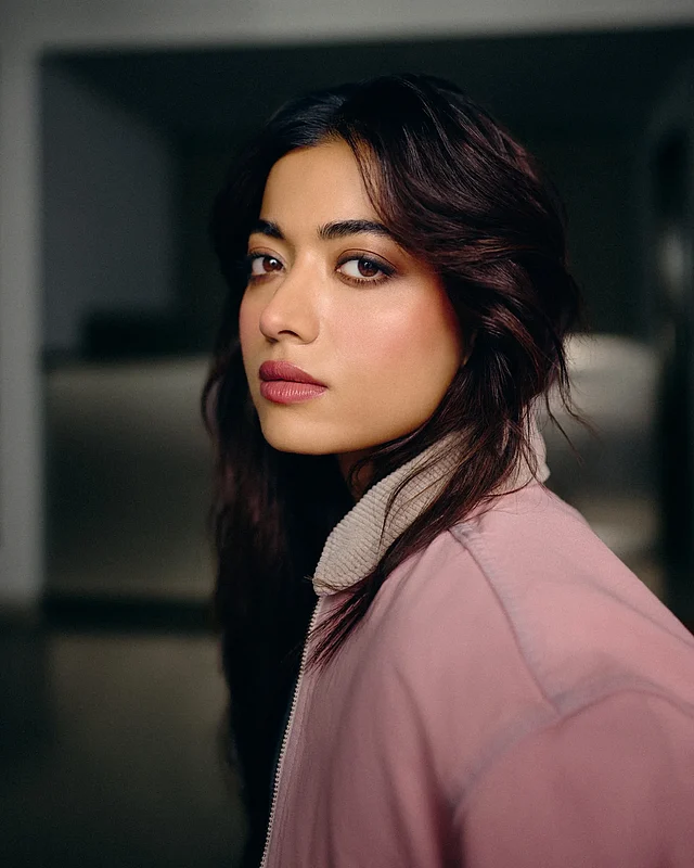 সফট গ্ল্যাম মেকআপ করেছেন সুন্দরী। হালকা স্মোকি আই লুকের সঙ্গে গোলাপি ব্লাশ অন আর লিপকালারে সেজেছেন