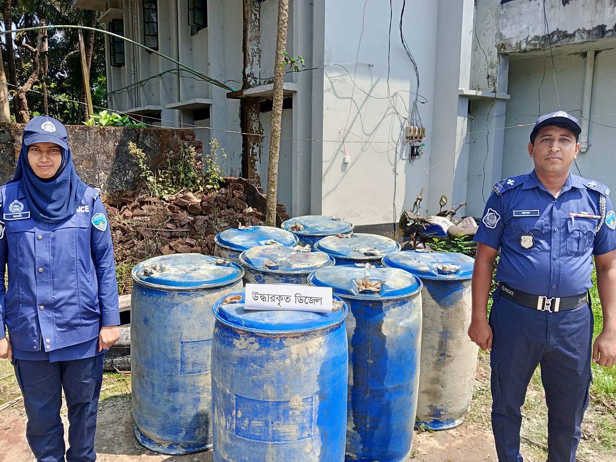 খাল থেকে একে একে তোলা হলো ডিজেলভর্তি ৮টি ড্রাম