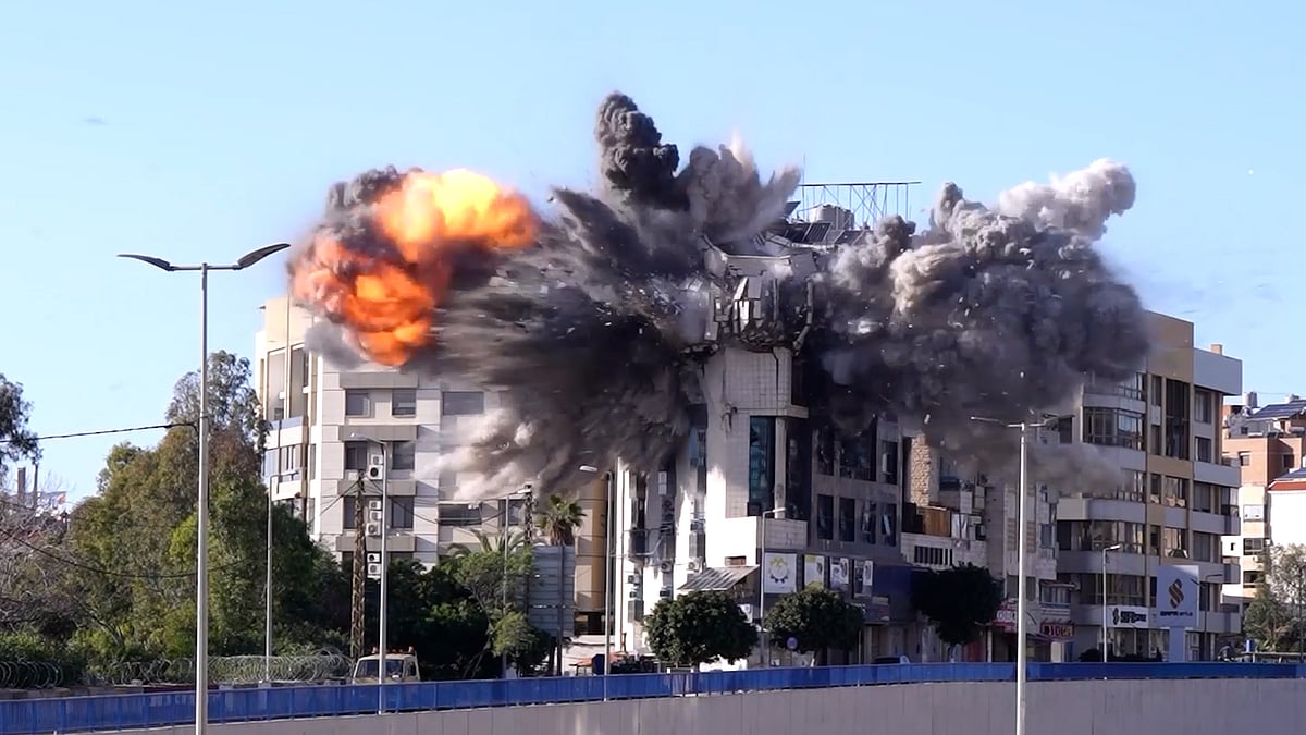 বৈরুতে ইসরায়েলি হামলা, মুহূর্তেই ধ্বংস ভবন