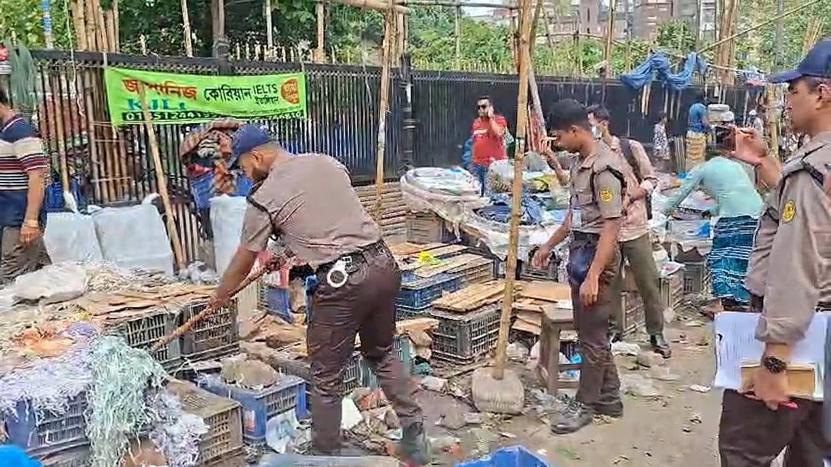 যাত্রাবাড়ীতে সড়ক-ফুটপাত দখলমুক্ত করতে পুলিশের অভিযান
