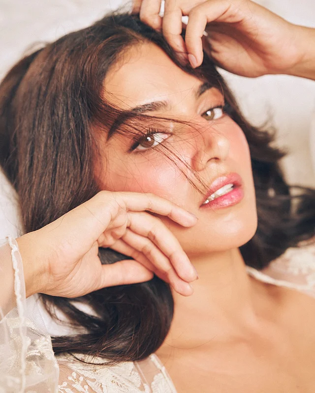 তবে সবচেয়ে বেশি আকর্ষণ কাড়ে তাঁর চোখ। ঠোঁটের সফট পিংক লিপকালার এবং ছেড়ে রাখা চুল এই লুককে করেছে আরও মোহময়ী 