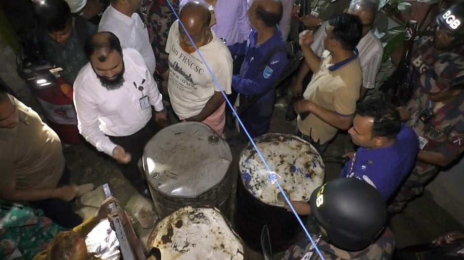 সিদ্ধিরগঞ্জে মজুত করা ১৪ হাজার লিটার ডিজেল জব্দ, দুজনের কারাদণ্ড