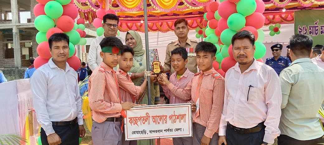মহান স্বাধীনতা দিবসে কুচকাওয়াজে প্রথম স্থান অর্জন করে কচ্ছপতলী আলোর পাঠশালা