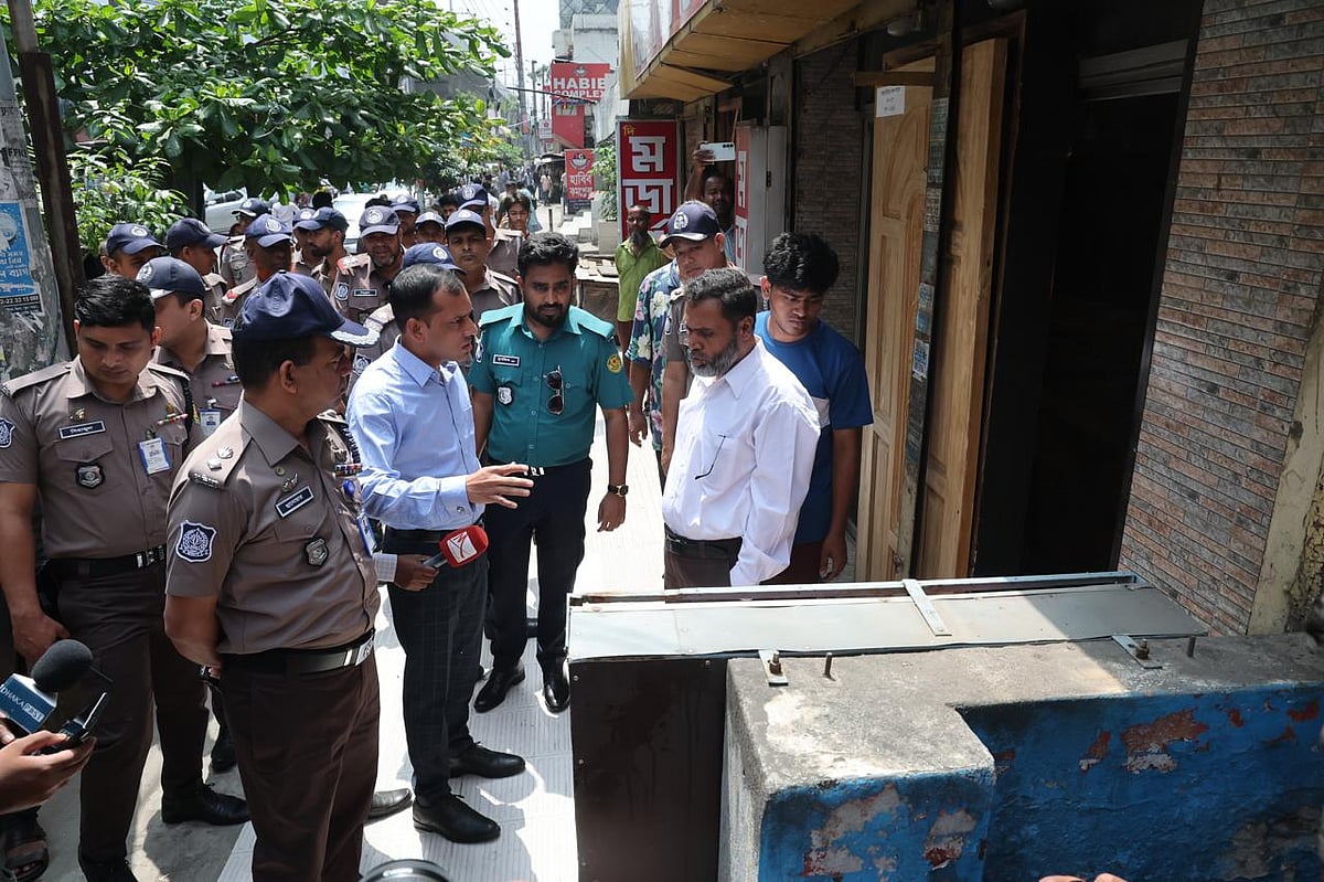 শেওড়াপাড়ায় ফুটপাতে অবৈধ স্থাপনা সরাতে পুলিশের অভিযান